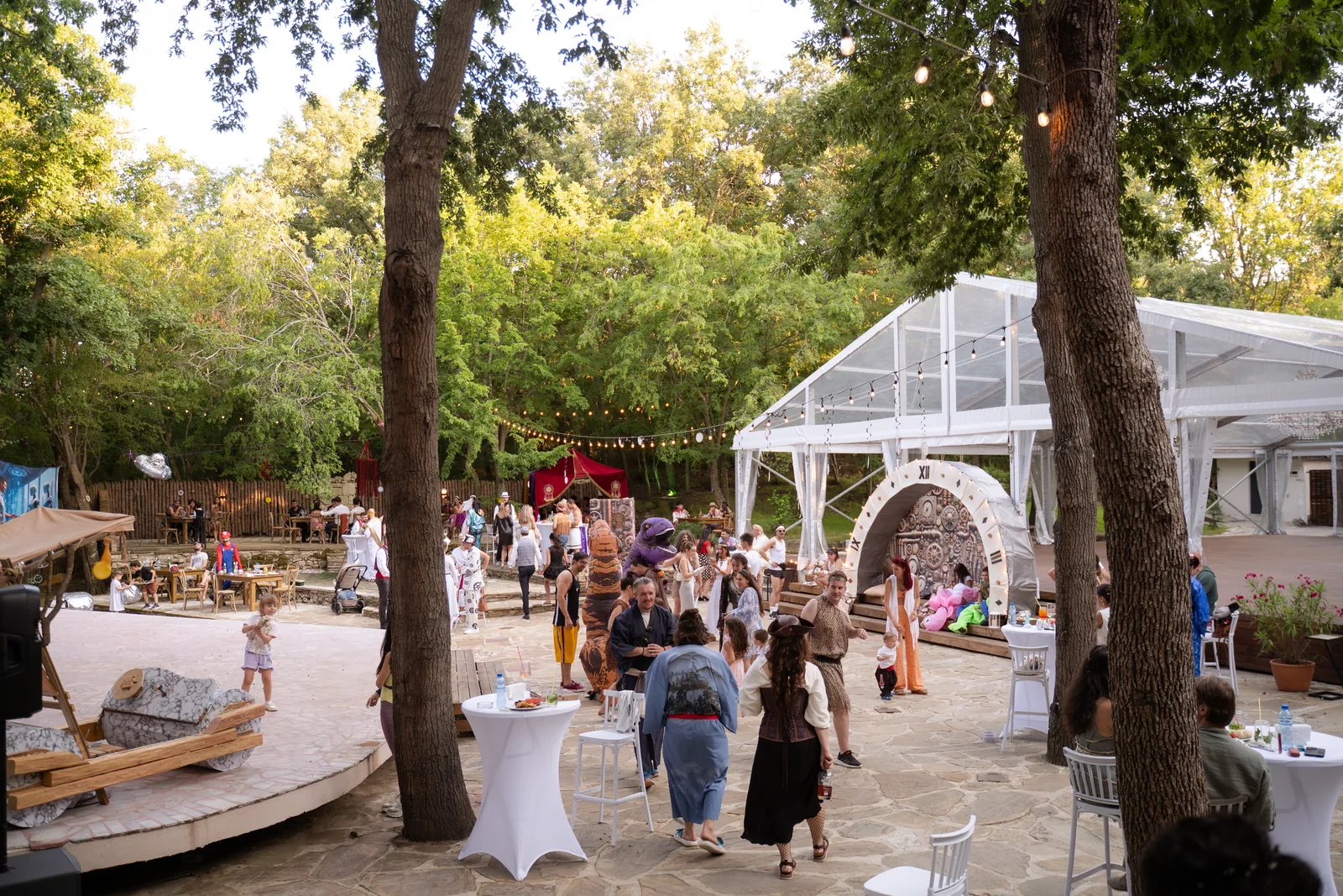 Панорамна гледка към прозрачната зала сред дърветата — Golden Park